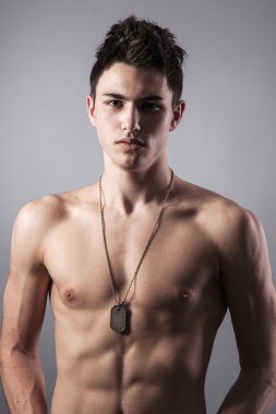 kaslı yapılı adam