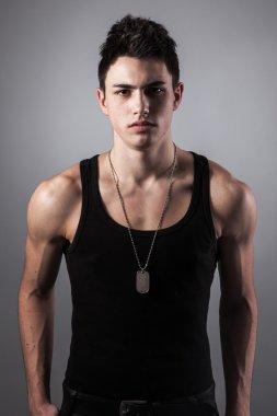 kaslı yapılı adam