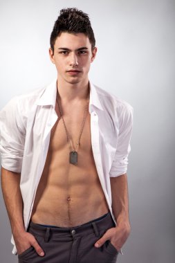 gri zemin üzerine genç adam