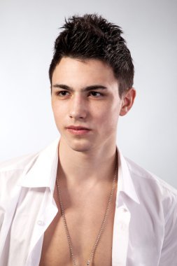 gri zemin üzerine genç adam