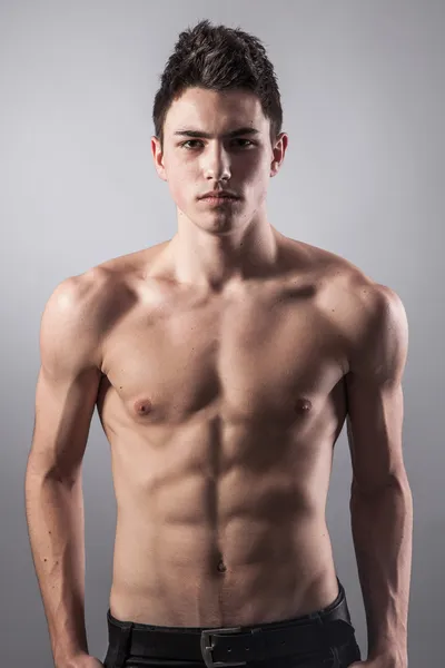 Ritratto di giovane bodybuilder uomo — Foto Stock