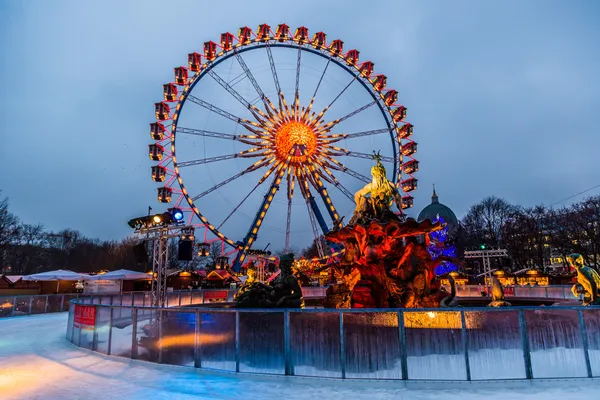 Kerstmis wiel op alexanderplatz in Berlijn — Stockfoto