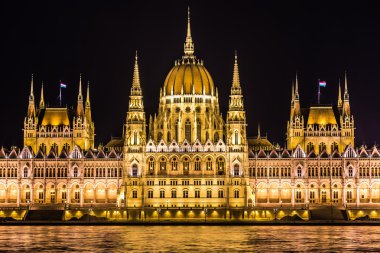 Macaristan 'daki Budapeşte Parlamentosu binası alacakaranlıkta.