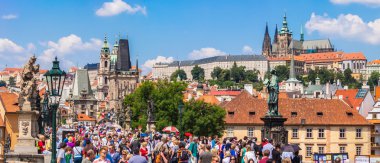 Prag 'da yaz aylarında Karlov veya Charles Bridge