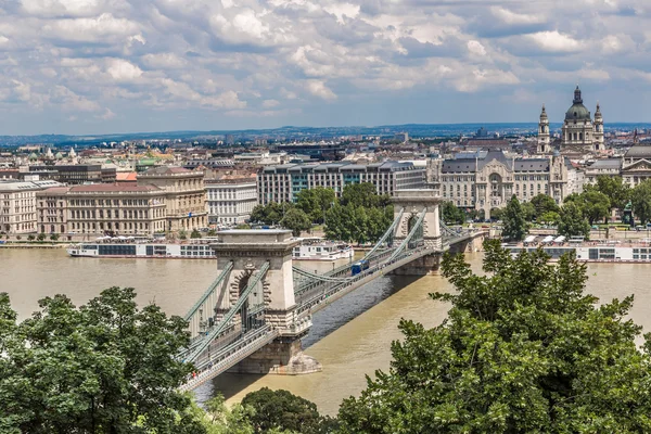 Kettingbrug en het Hongaarse Parlement, Boedapest — Stockfoto