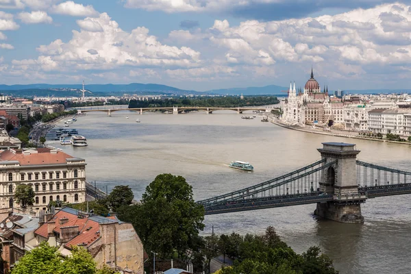 Chain Bridge and Hungarian Parliament, Budapest — Stock Photo, Image