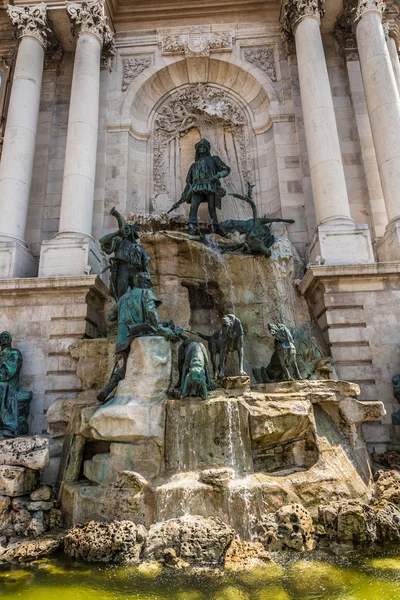Jacht standbeeld op het Koninklijk Paleis, Boedapest — Stockfoto