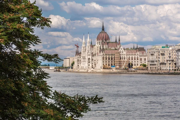 Het gebouw van het Parlement in Boedapest, Hongarije — Stockfoto