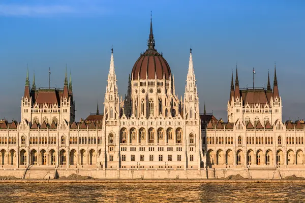 The building of the Parliament in Budapest — Stock Photo, Image