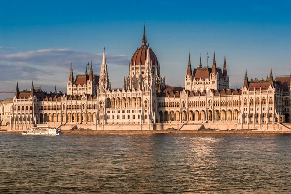 Lánchíd és a magyar Országgyűlés, Budapest — Stock Fotó