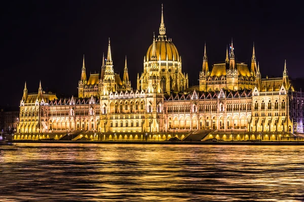 Budapest Le Parlement hongrois au crépuscule. — Photo