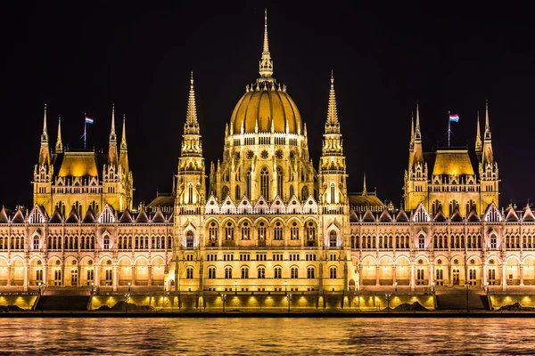 Budapest Parliament building in Hungary at twilight. — Stock Photo, Image