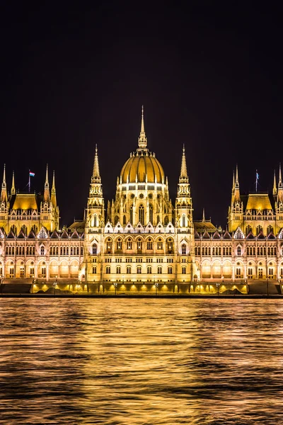 Budapester Parlamentsgebäude in Ungarn in der Dämmerung. — Stockfoto