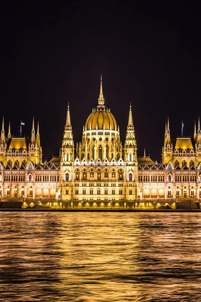 Budapest Le Parlement hongrois au crépuscule. — Photo