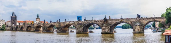 Puente Karlov o Charles y río Moldava en Praga — Foto de Stock