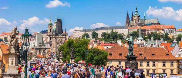 Karlov eller Karlsbron i Prag på sommaren — Stockfoto