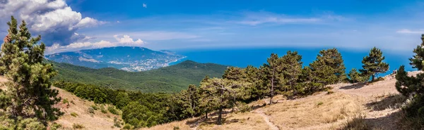 Parte sur de la península de Crimea, montañas Ai-Petri paisaje. Reino Unido — Foto de Stock