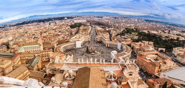 Berühmter Petersplatz in vatican — Stockfoto