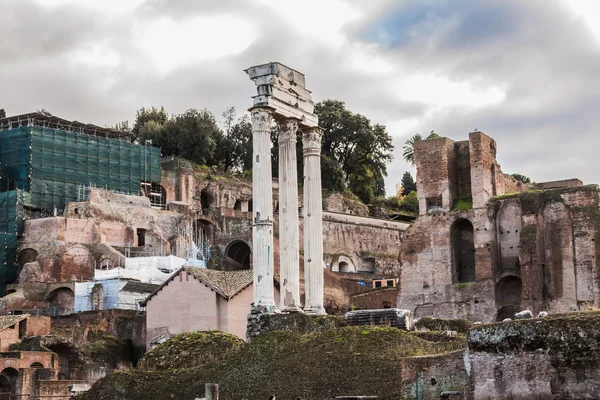 Ruinas romanas en Roma. — Foto de Stock