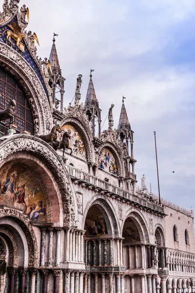 Catedral de São Marcos e praça em Veneza — Fotografia de Stock