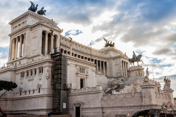 Equestrian monument to Victor Emmanuel II — Stock Photo, Image