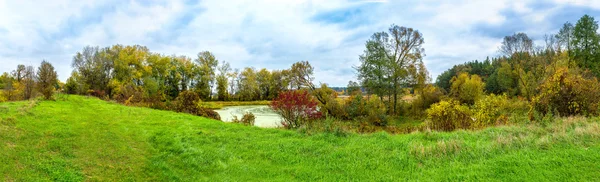 在秋天的森林湖。全景图 — 图库照片