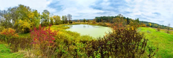 Erdei tó őszén. Panoráma — Stock Fotó