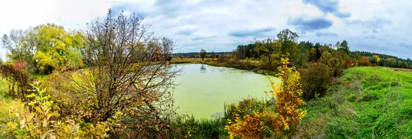 Lesní jezero na podzim. Panorama — Stock fotografie