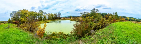 Лісове озеро восени. Панорама — стокове фото