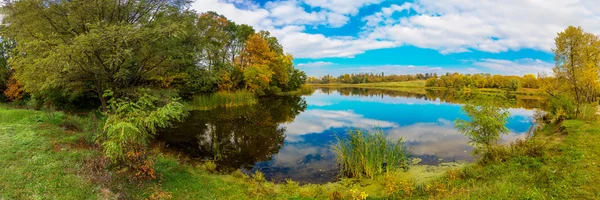 Lesní jezero na podzim. Panorama — Stock fotografie