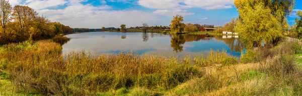 Forest lake in de herfst. Panorama — Stockfoto