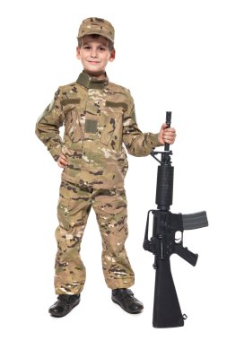 tüfeği olan genç asker