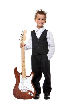 çocuk elinde bir gitar