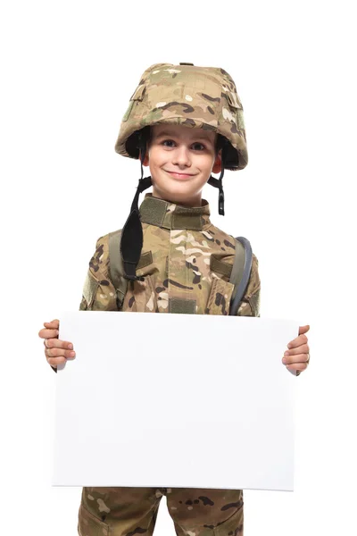 Jovem soldado segurando um cartaz — Fotografia de Stock