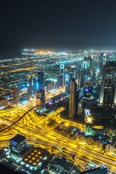 Dubai escena de noche en el centro — Foto de Stock