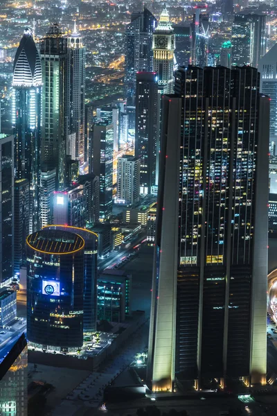 Dubai escena de noche en el centro — Foto de Stock