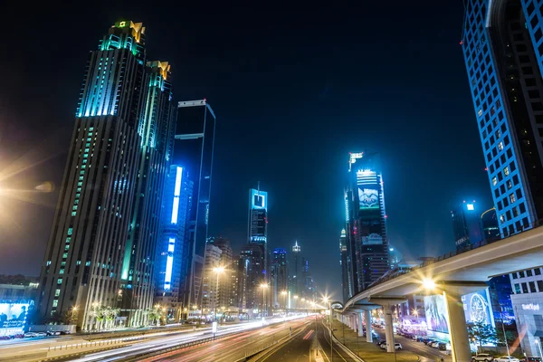 Dubai centre-ville la nuit, Émirats arabes unis — Photo