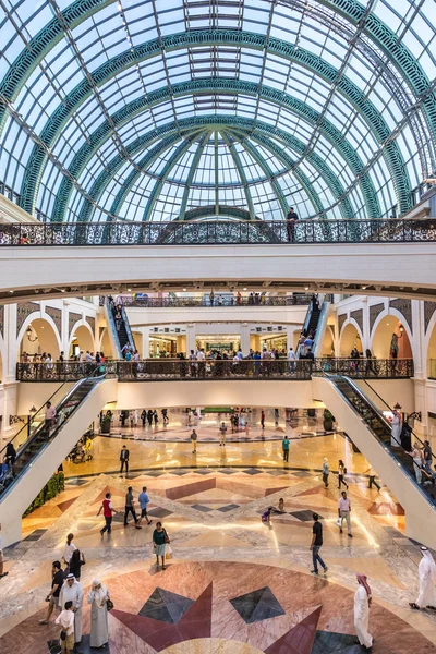 Shoppers in winkelcentrum van de Emiraten — Stockfoto