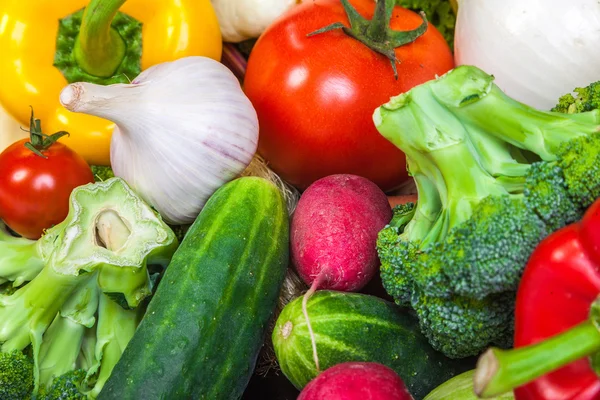 Grupo de verduras frescas aisladas sobre un fondo blanco — Foto de Stock