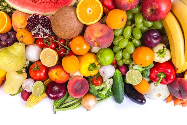 Grupo de legumes frescos isolados em branco — Fotografia de Stock