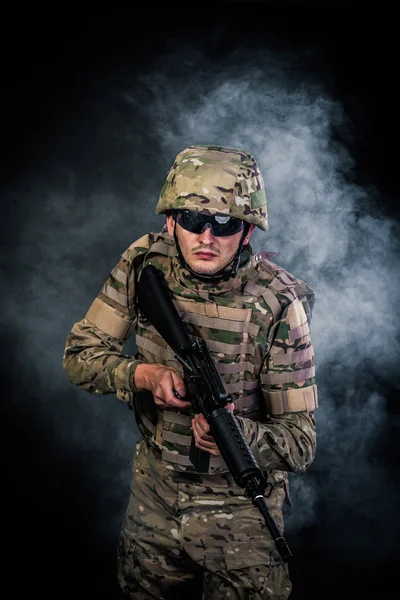 Moderne soldaat met geweer — Stockfoto