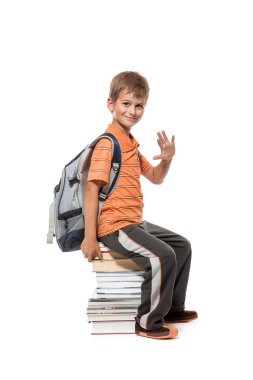 Öğrenci kitap üzerinde oturuyor. okula dönüş
