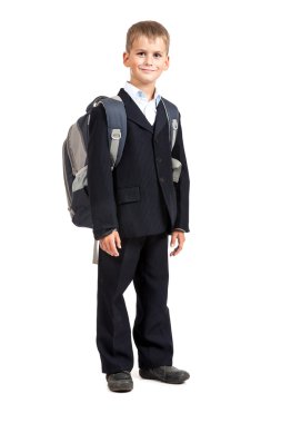 Kitaplar üzerinde oturan bir okul çocuğu