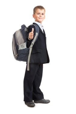 Kitaplar üzerinde oturan bir okul çocuğu