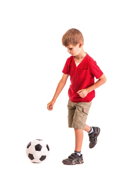 Un mignon garçon tient un ballon de football. Balle de football — Photo