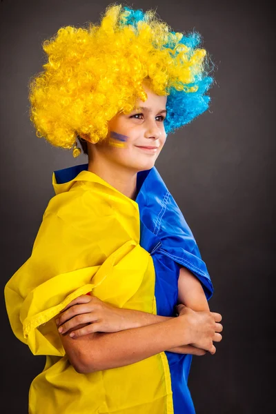 Fotbalový fanoušek s ukrajinské vlajky — Stock fotografie