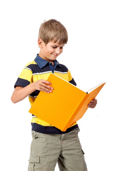 Il ragazzo della scuola sta tenendo un libro — Foto Stock