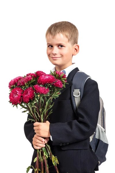 Школьник держит цветы. — стоковое фото