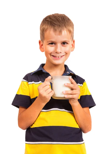 Netter Junge trinkt Milch auf Weiß — Stockfoto