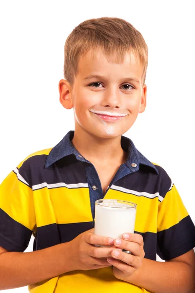 Jonge jongen heeft snor van melk op zijn lippen — Stockfoto